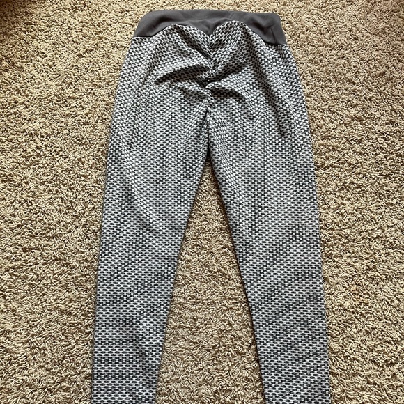 High waisted butt scrunch leggings f-12 used in good condition - Picture 2 of 4